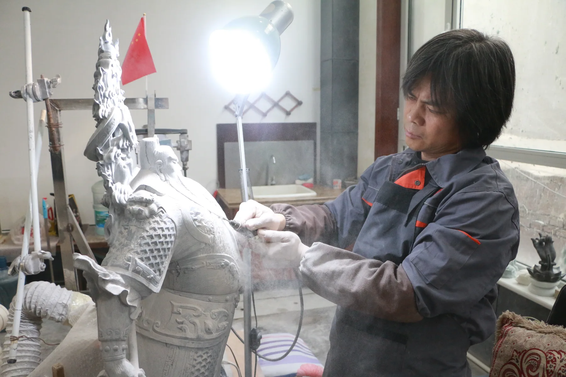 高英坡大师在灯光下精雕细刻